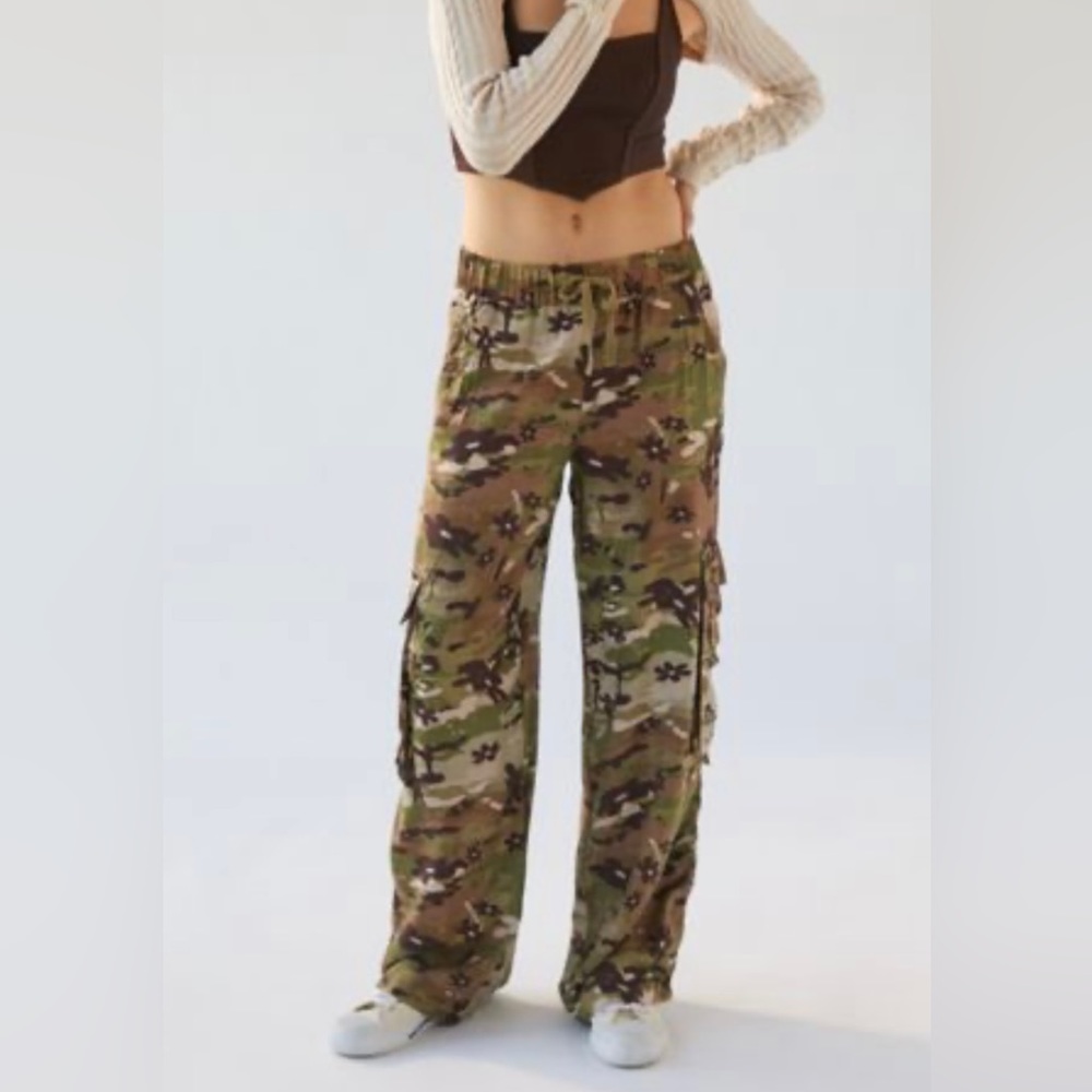 NWT UO Dean Printed Cargo Pant